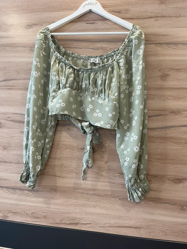 Lehký crop top s dlouhým rukávem — detail