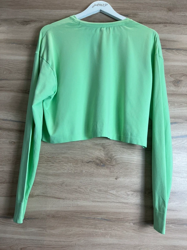 Sport Essentials – lehký sportovní crop top — fotka 3