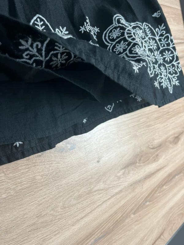 Esprit černá sukně s výšivkou — fotka 3