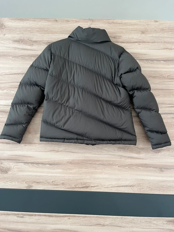 Adidas péřová bunda — detail