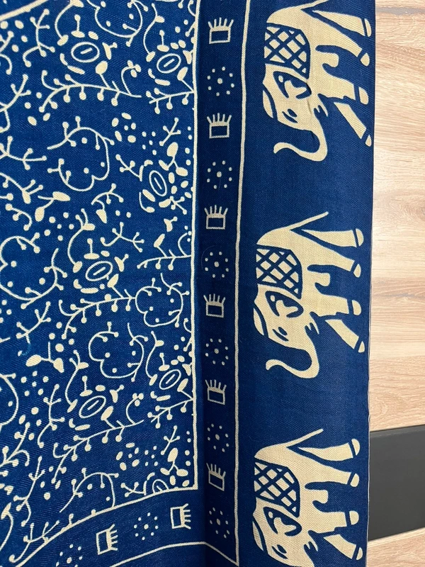 Tmavě modrý šátek s výrazným vzorem — detail