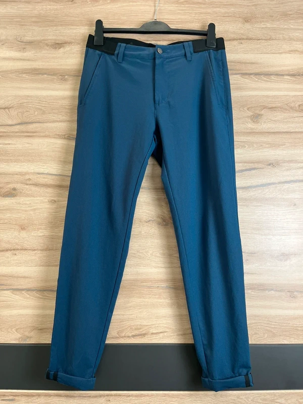 Sportovní pánské kalhoty Adidas v tmavě modré barvě