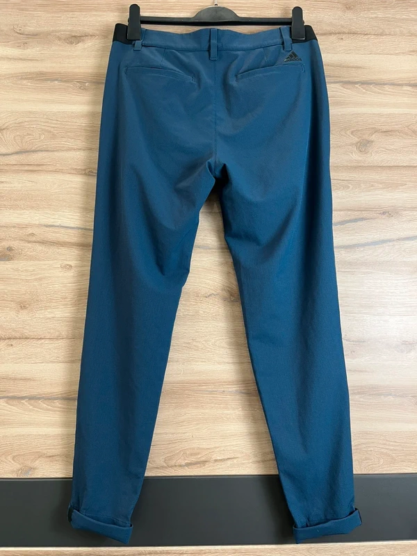 Sportovní pánské kalhoty Adidas v tmavě modré barvě — detail