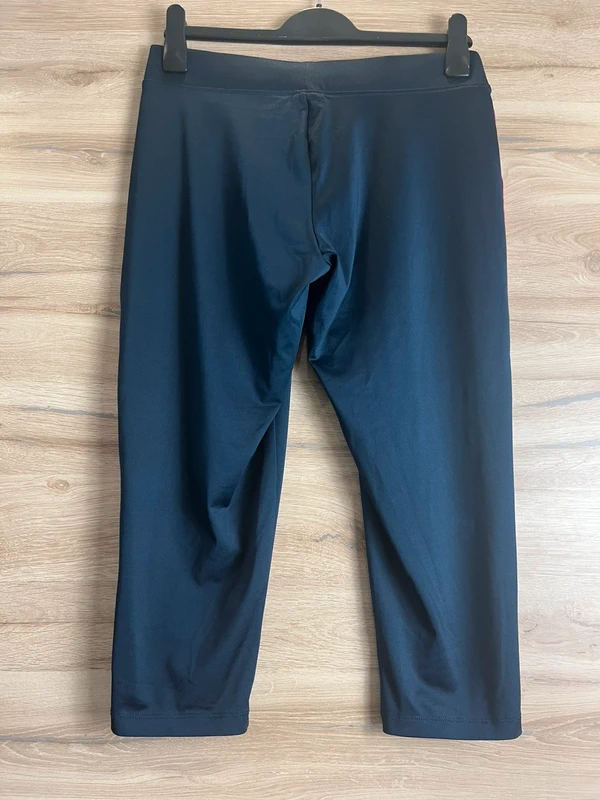 NKD sportovní 3/4 legíny s růžovým pruhem — detail