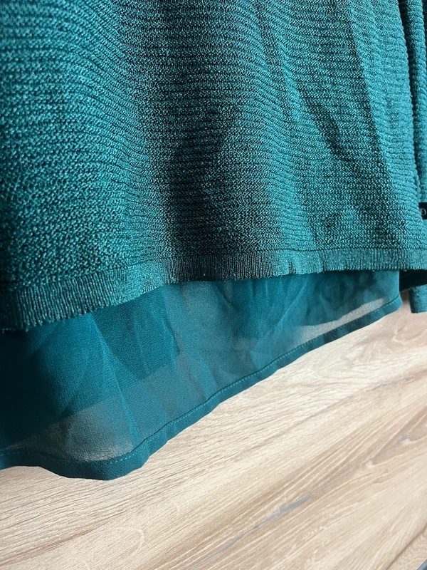 s.Oliver zelený svetr se strukturovaným úpletem — detail