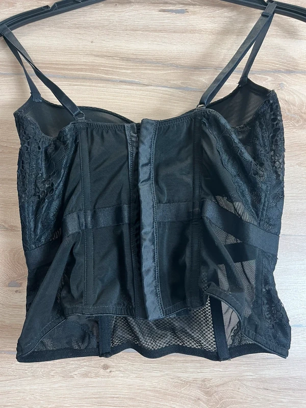Elegantní korzetový top s krajkou — detail