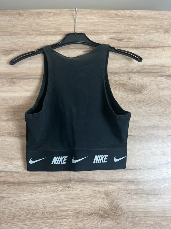 Černý top Nike – ikonický logo lem — detail