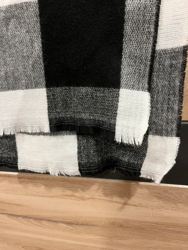 Černo-bílá kostkovaná šála — detail